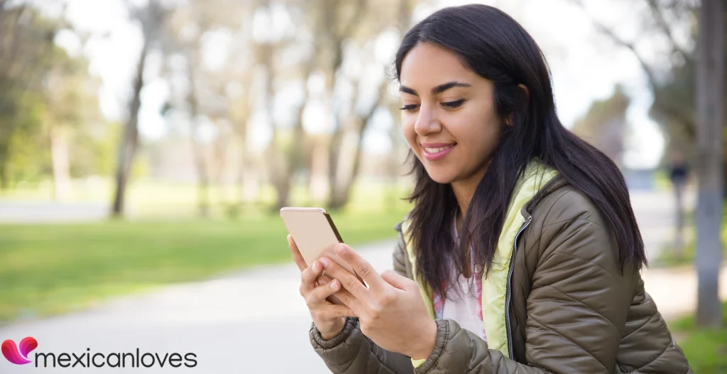 Woman chatting on Mexicanloves dating site